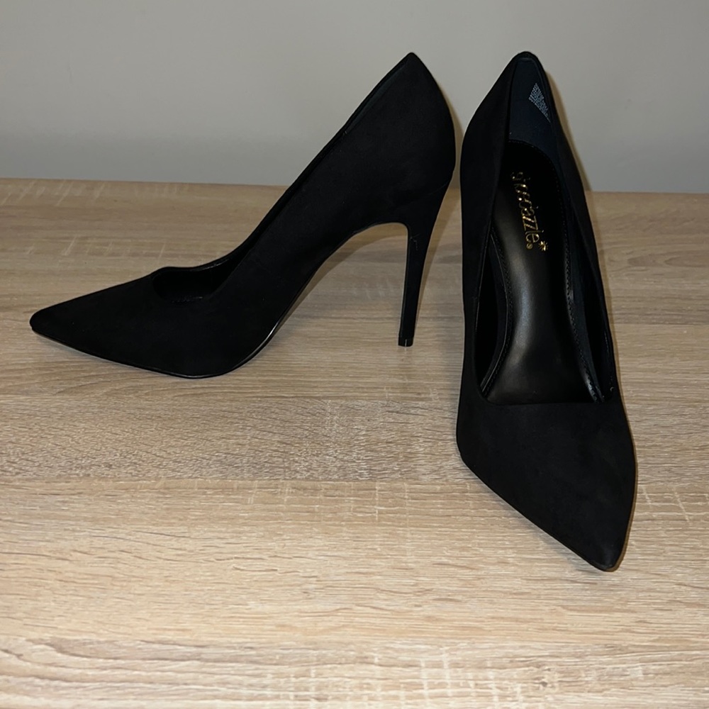Black Pumps